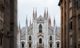 Immagine del Duomo di Milano con scene di tragedia