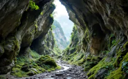 Escursionista in grotta durante un'esplorazione pericolosa