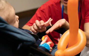 Aiutare i bambini più sfortunati e le loro famiglie che devono convivere con una malattia genetica rara