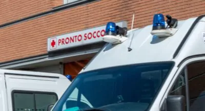 Vede il posto di blocco, scappa e si schianta: gravissimo incidente in moto a Milano