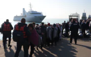 crotone accoglie 46 migranti la louise michel sbarca dopo 40 ore in mare 1750151992