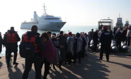 crotone accoglie 46 migranti la louise michel sbarca dopo 40 ore in mare 1750151992 265x160