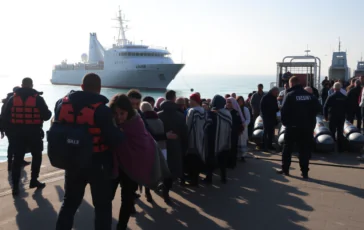 crotone accoglie 46 migranti la louise michel sbarca dopo 40 ore in mare 1750151992 364x230