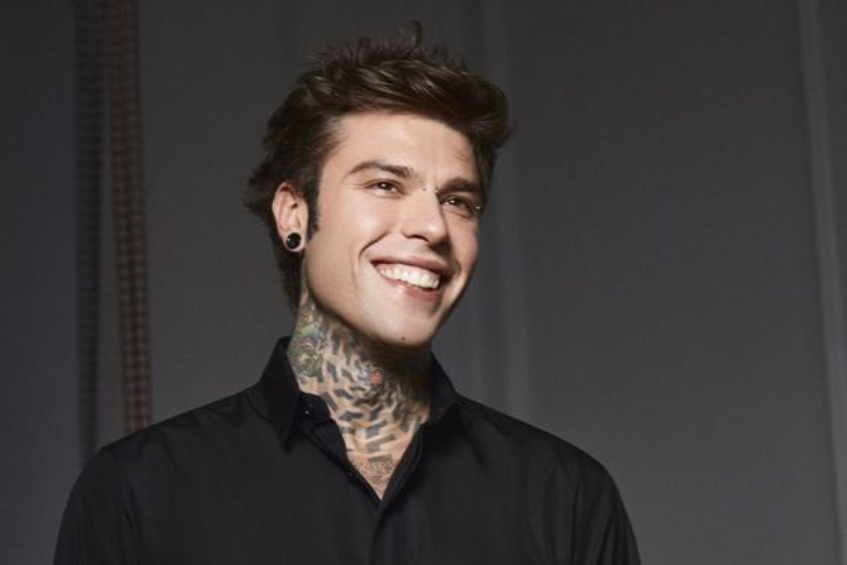Fedez e Clara, il bacio sotto i riflettori: un amico racconta cosa è successo davvero