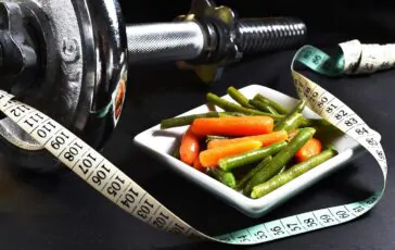 Dieta in menopausa: strategie per gestire l’aumento di peso