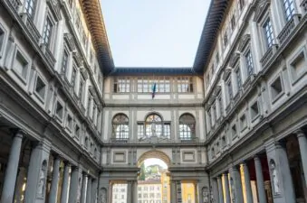 Uffizi, ferðamaður missir jafnvægið og eyðileggur málverk frá 600. öld: þetta er áhættan sem hann tekur