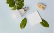 lampadina risparmio energetico sulla scrivania