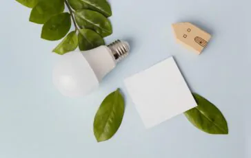 lampadina risparmio energetico sulla scrivania 364x230