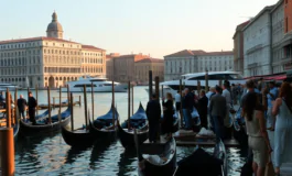 limpatto del matrimonio di bezos su venezia e le sue tensioni 1750715796 265x160
