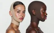 Maschera Kim Kardashian per il mento di Skims indossata per scolpire la mandibola