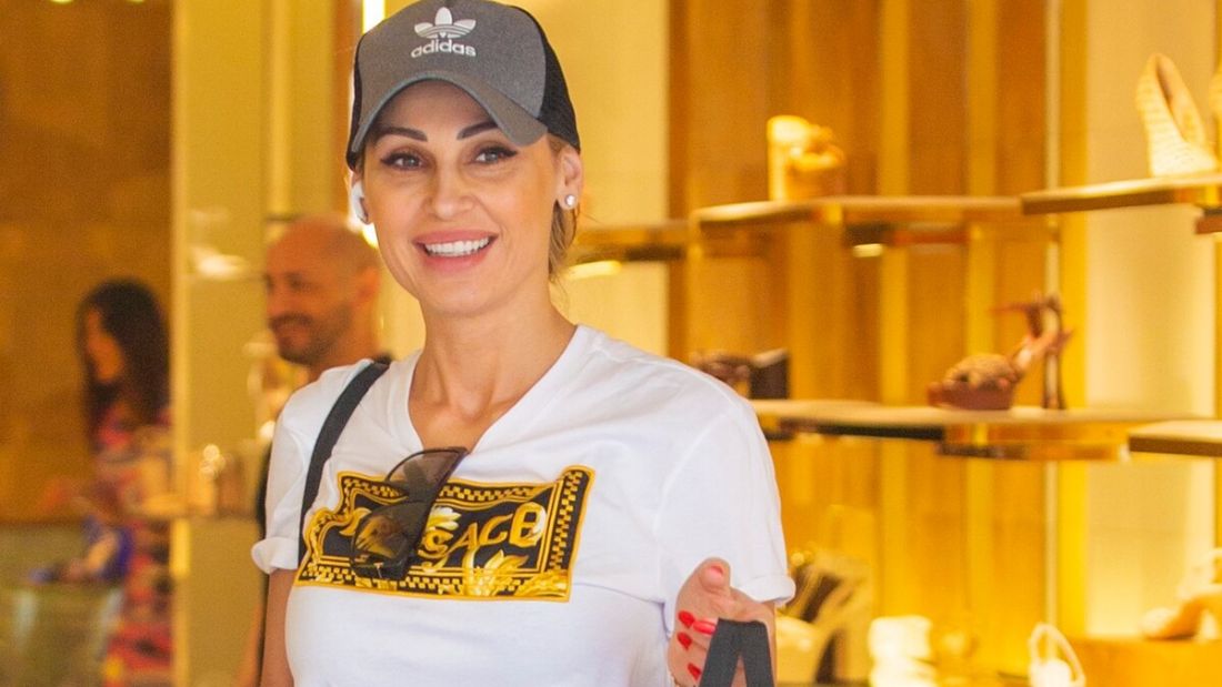 Anna Tatangelo col pancione in vacanza in Sardegna, il dolcissimo gesto del figlio Andrea