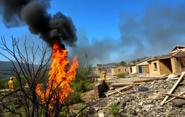incendi in grecia vittime e distruzione a keratea python 1754732035 364x230