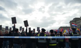 tensioni e scontri nelle manifestazioni contro laccoglienza dei rifugiati nel regno unito python 1756012176 265x160