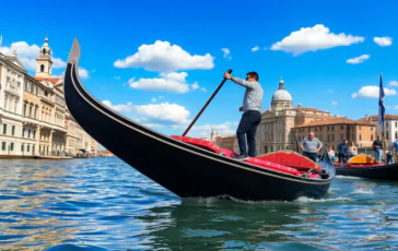 venezia i pericoli dei selfie in gondola python 1756054834 364x230