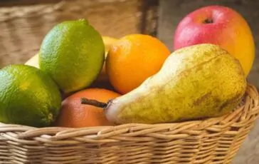 Moscerini della frutta: cosa sono e come allontanarli naturalmente