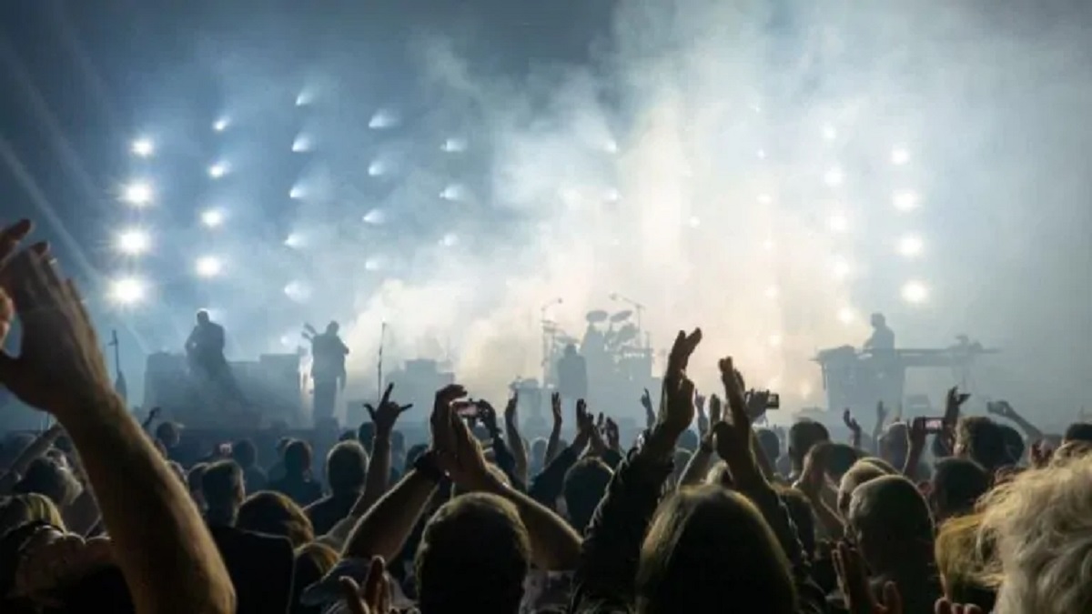 Lola Young sviene in concerto: il grido del pubblico e il paragone con Amy Winehouse