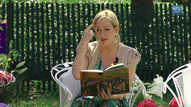“Ignorante”, J.K. Rowling polemica con Emma Watson: accuse di privilegio e frattura insanabile