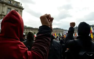 proteste di massa in francia contro le misure di austerita del governo python 1758346506 364x230