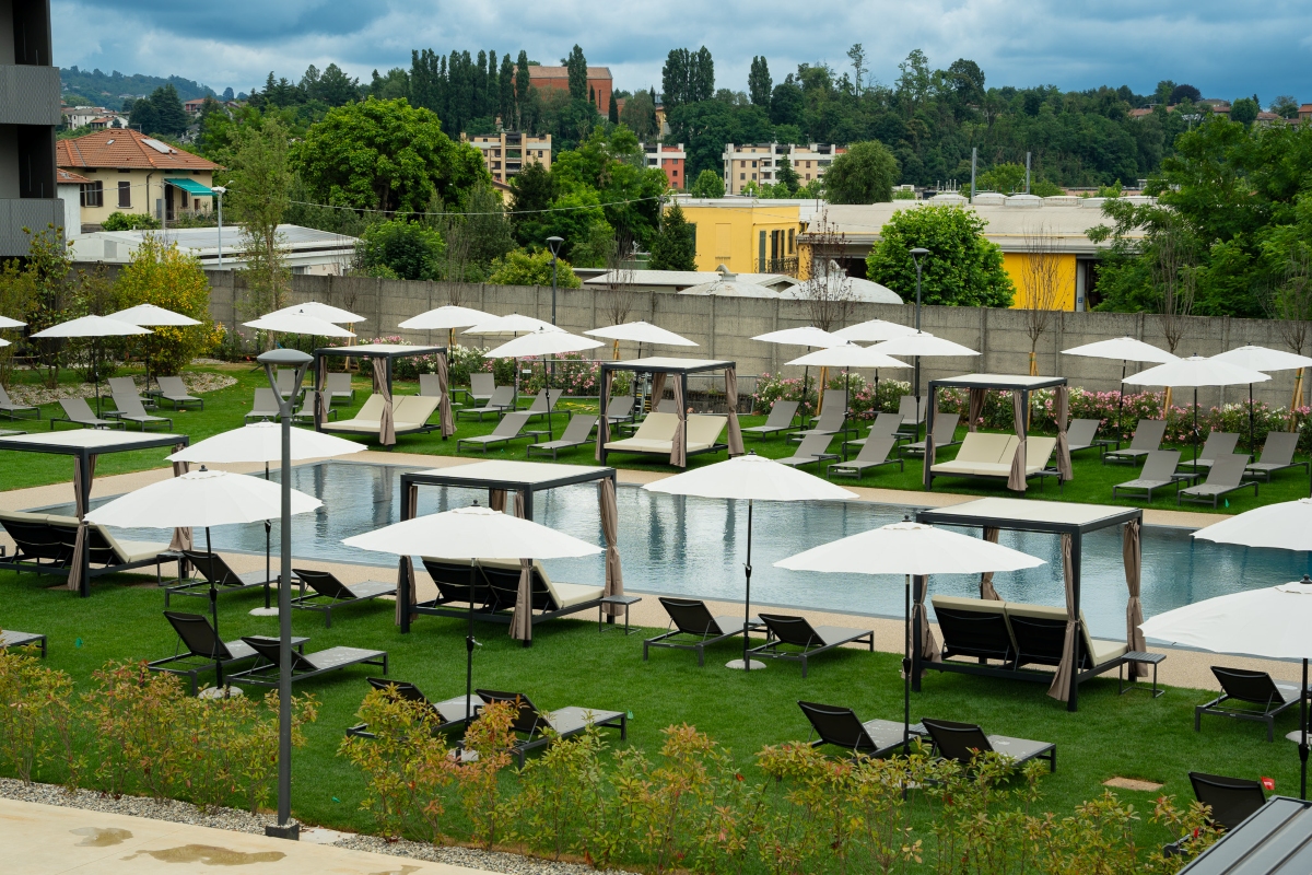 https://www.notizie.it/wp-content/uploads/2025/09/thepadelresort-piscina5.jpg