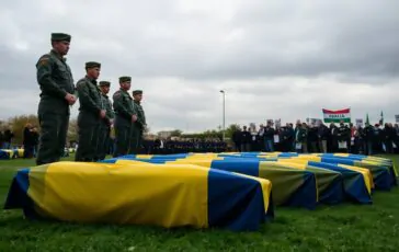 ucraina onora i caduti mentre litalia manifesta per gaza python 1758232727 364x230