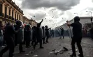 attacco al corteo di daniel noboa tensione e scontri durante la manifestazione in ecuador 1759890243
