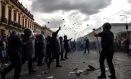 attacco al corteo di daniel noboa tensione e scontri durante la manifestazione in ecuador 1759890243 265x160