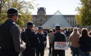 audace rapina al museo del louvre di parigi 1760899295