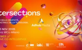 Team AdHub Media allo Stand 8 a Intersection 2025, presentazione soluzioni editoriali e pubblicitarie.