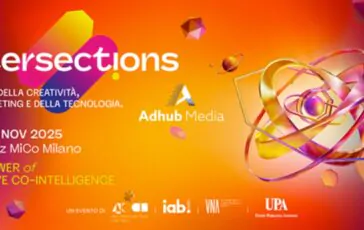 Team AdHub Media allo Stand 8 a Intersection 2025, presentazione soluzioni editoriali e pubblicitarie.
