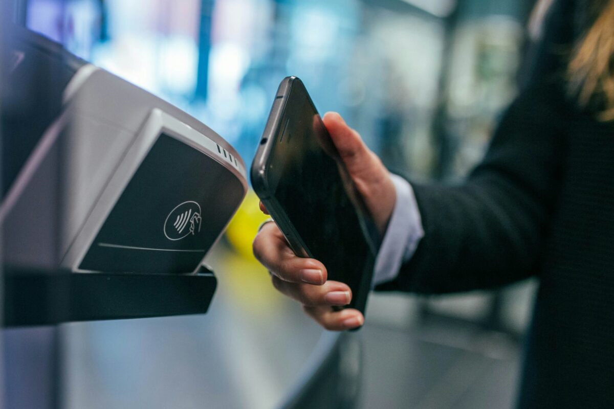 https://www.notizie.it/wp-content/uploads/2025/10/contactless-scaled-e1761203827293.jpg