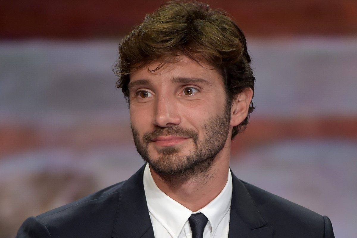 La gag di Stefano De Martino che sorprende Pier Silvio Berlusconi