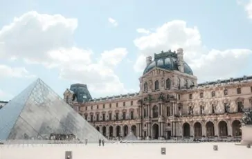 louvre parigi furto