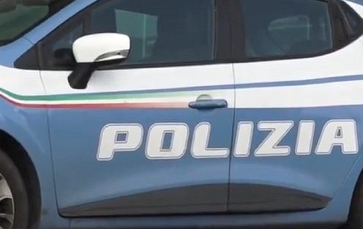 Iva Zanicchi, cade a terra dopo aver salutato i fan: interviene la polizia