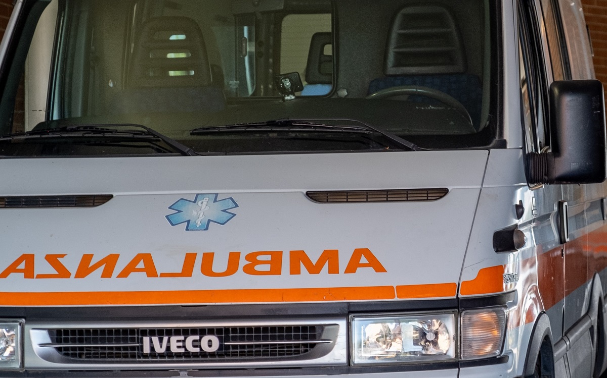 Conduttrice precipita dal terzo piano durante una rapina in casa: indagini in corso