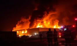 incendio distrugge unazienda a milano vigili del fuoco in azione 1761110887 265x160