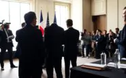 macron sostiene la sospensione temporanea dellaumento delleta pensionabile in francia 1761052202