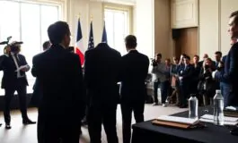 macron sostiene la sospensione temporanea dellaumento delleta pensionabile in francia 1761052202 265x160