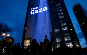 milano si mobilita per gaza azione visiva per la giustizia python 1759384304 364x230
