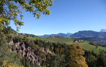 piramidi di terra longomoso tourismusverein ritten foto doris obkircher 2 scaled e1759389293841 364x230
