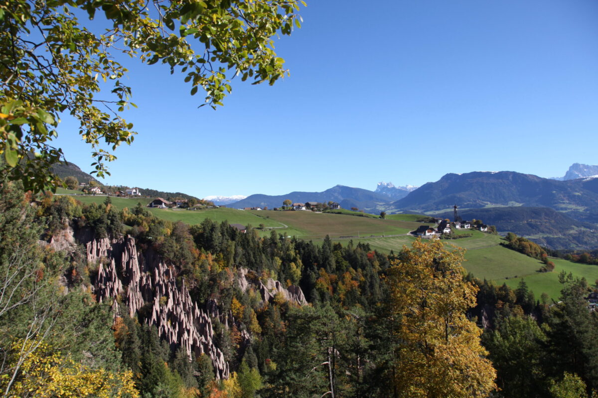 https://www.notizie.it/wp-content/uploads/2025/10/piramidi-di-terra-longomoso-tourismusverein-ritten-foto-doris-obkircher-2-scaled-e1759389293841.jpg