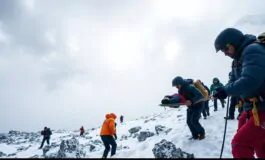 salvataggio riuscito di escursionisti in difficolta a causa del maltempo sulleverest python 1759721070 265x160