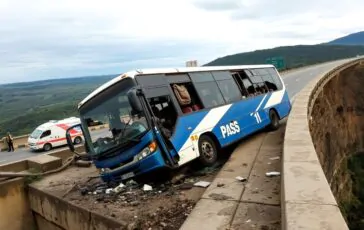 tragedia stradale in argentina autobus si schianta e precipita da un ponte 1761524918 364x230
