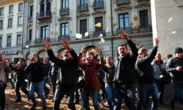 attacco alla redazione de la stampa a torino durante le proteste 1764399047 265x160