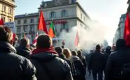 attacco alla redazione de la stampa incidenti durante la manifestazione a torino 1764398564