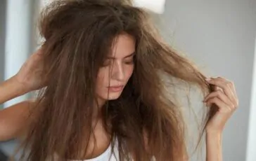 Capelli secchi: cause e rimedi naturali