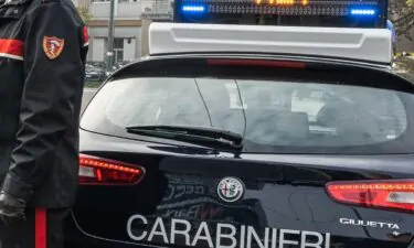Nole Canavese, une dispute entre colocataires dégénère : un homme de 38 ans se suicide par balle dans la rue.
