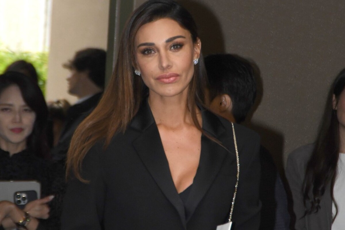 Belen Rodriguez sotto accusa dopo l’intervista a Vanity Fair: “Ubriaca, finge malesseri per attirare l’attenzione”