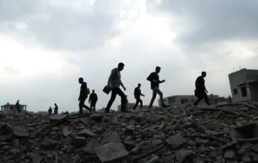 israele intensifica gli attacchi a gaza almeno 28 morti palestinesi 1763592076 364x230