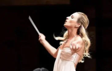 Quando una giovane direttrice d’orchestra scatena il dibattito