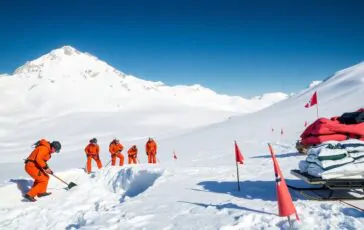 valanga in tirolo intervento di soccorso per sciatori intrappolati 1764255869 364x230